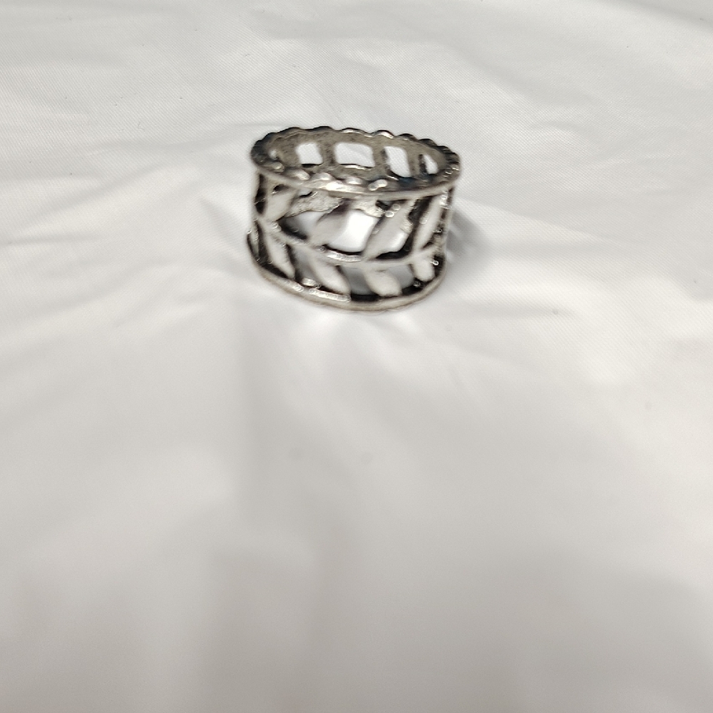 Elegant Silver Leaf Pattern Ring